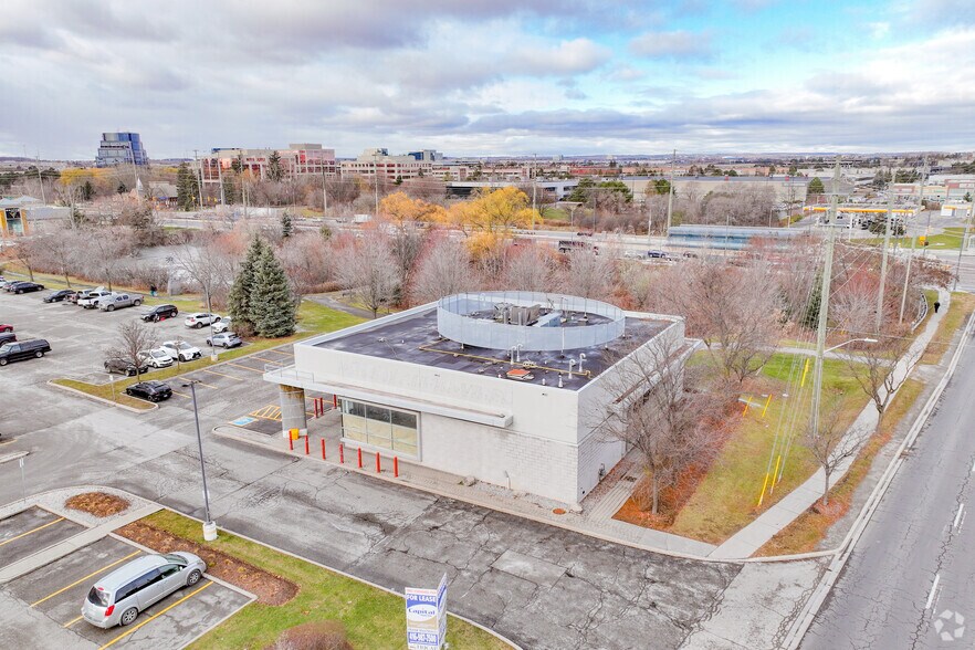 8502 Woodbine Ave, Markham, ON à louer - Photo de l’immeuble – Image 3 sur 3