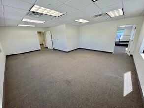 2796 Sycamore Dr, Simi Valley, CA à louer Photo intérieure– Image 2 sur 9