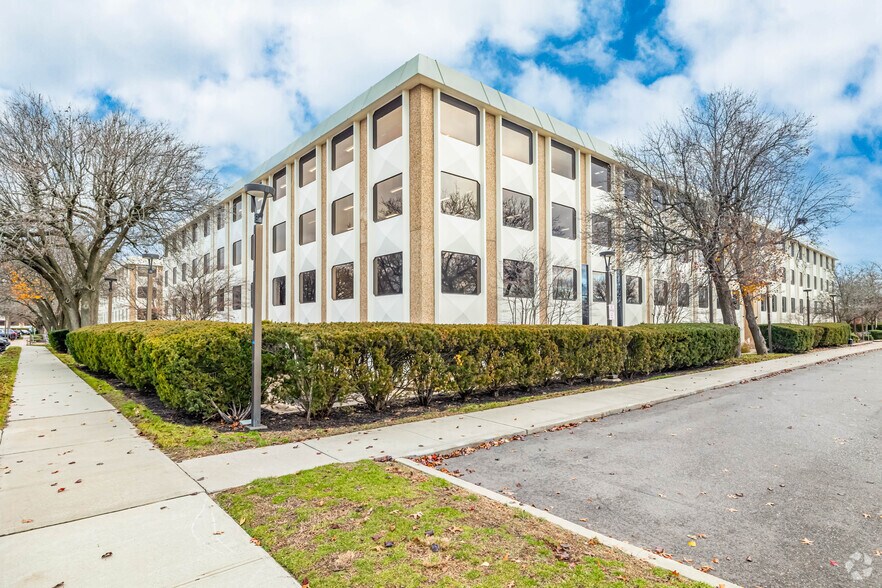 2 Huntington Quadrangle, Melville, NY à louer - Photo de l’immeuble – Image 1 sur 7