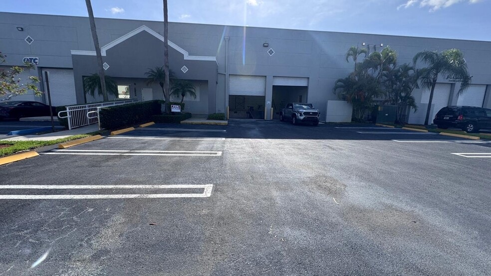 10858 NW 27th St, Doral, FL à louer - Photo de l’immeuble – Image 2 sur 23