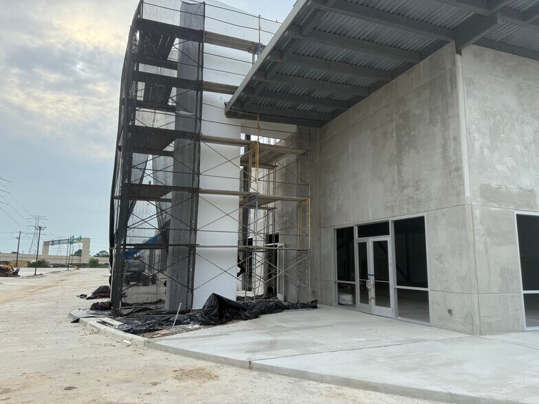 1320 W League City Pky, League City, TX à louer - Photo de l’immeuble – Image 3 sur 16