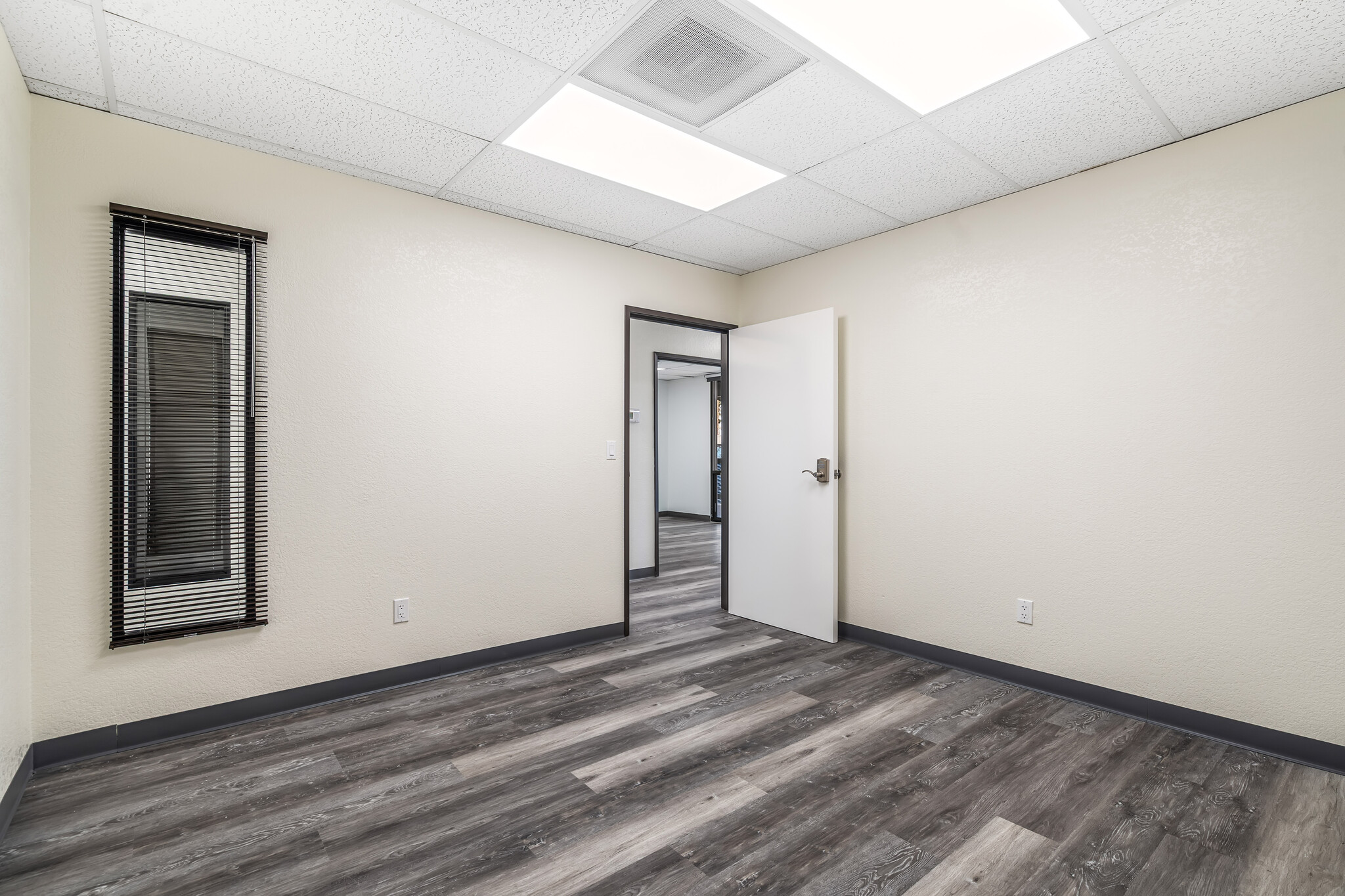 2825 E Tahquitz Canyon Way, Palm Springs, CA à louer Photo intérieure– Image 1 sur 2