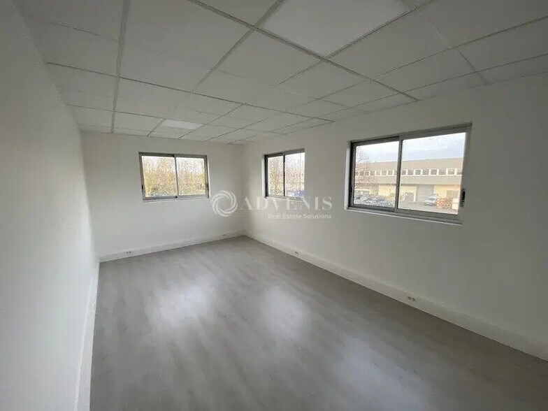 Bureau dans Trappes à vendre - Photo de l’immeuble – Image 2 sur 8