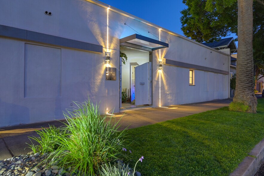 2101 28th St, Sacramento, CA à vendre - Photo de l’immeuble – Image 1 sur 11