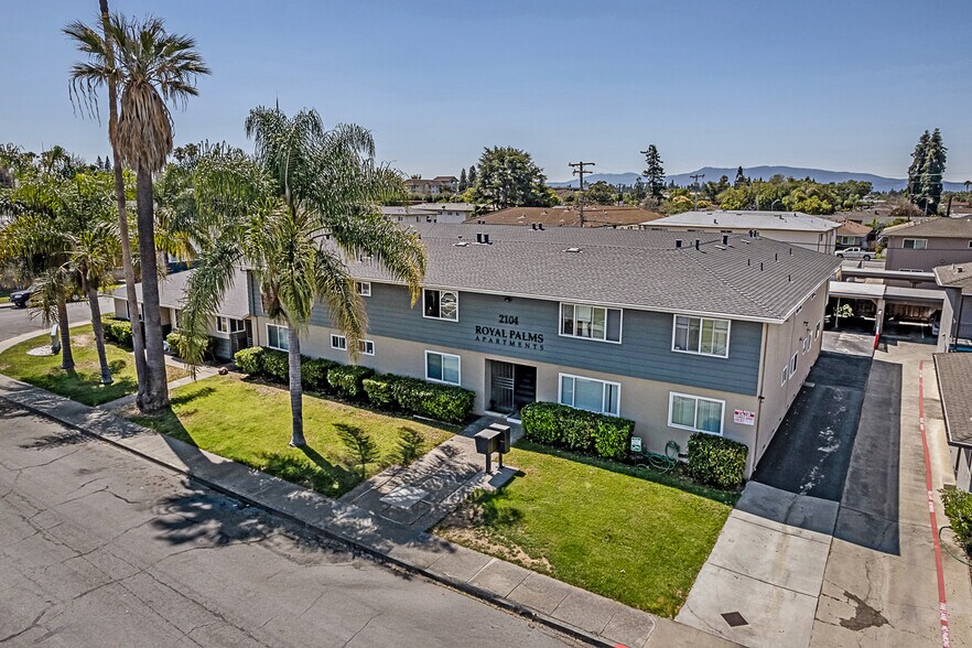 2104 Royal Dr, Santa Clara, CA à vendre - Photo de l’immeuble – Image 2 sur 28