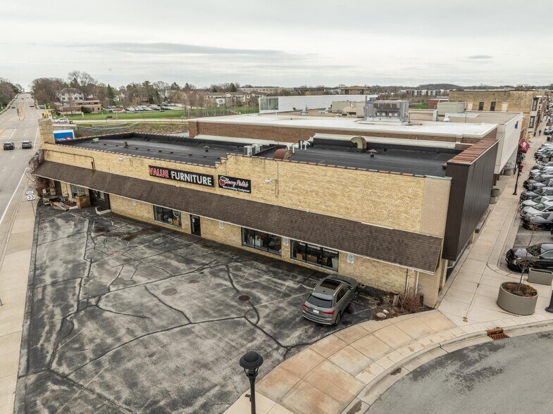 337 N Main St, West Bend, WI à louer - Photo de l’immeuble – Image 1 sur 4