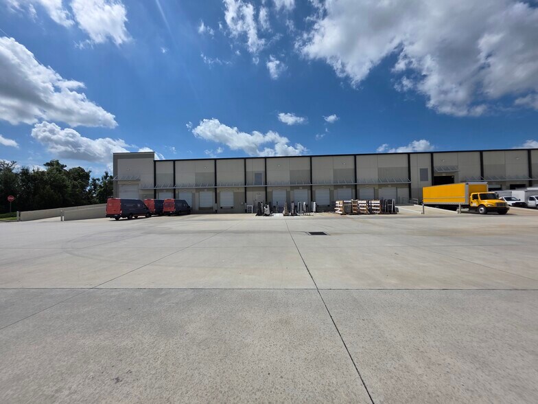 1010 Crews Commerce Dr, Orlando, FL à louer - Photo de l’immeuble – Image 3 sur 16