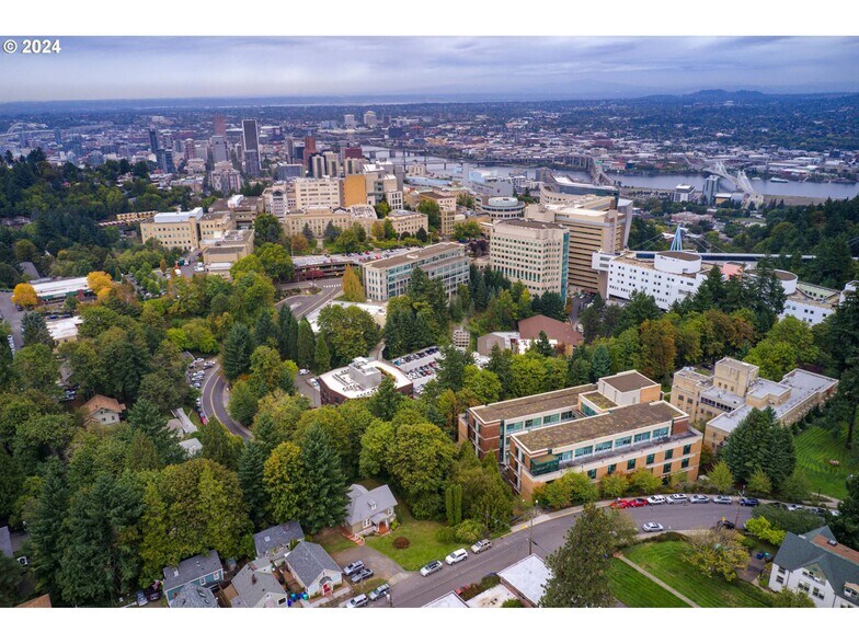 909 SW Gaines St, Portland, OR à vendre - Photo de l’immeuble – Image 3 sur 15