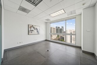 175 SW 7th St, Miami, FL à louer Photo intérieure– Image 1 sur 3