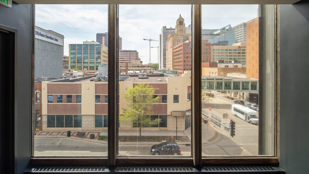 206 S Broadway, Rochester, MN à louer - Photo de l’immeuble – Image 3 sur 15