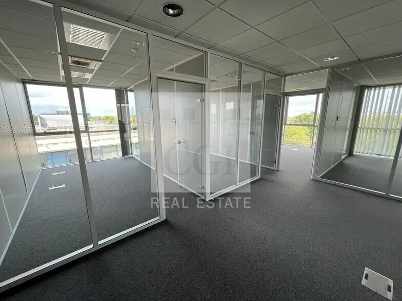 Bureau dans Bron à vendre - Photo de l’immeuble – Image 3 sur 12