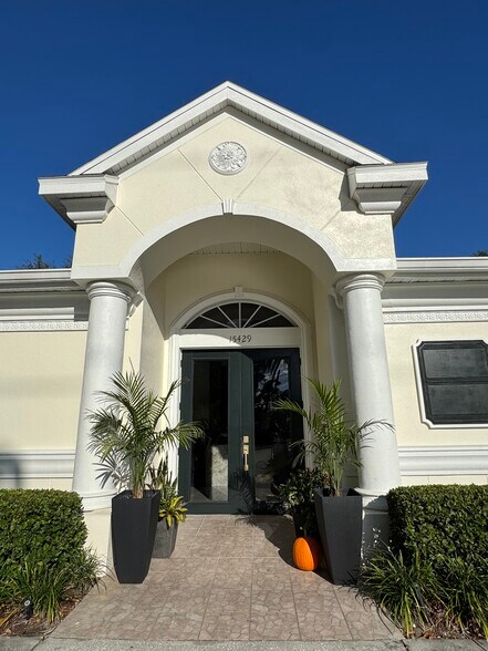 15429 N Florida Ave, Tampa, FL à louer - Photo de l’immeuble – Image 2 sur 25