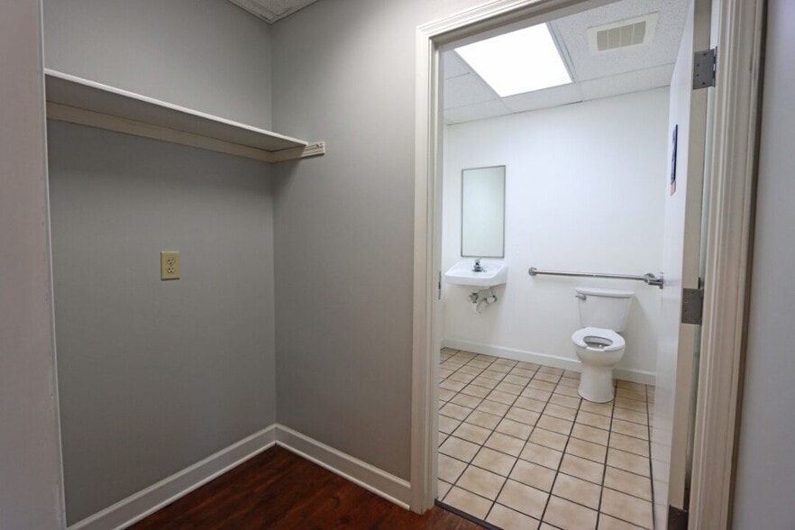 971 Worthington Woods Blvd, Columbus, OH à vendre - Photo de l’immeuble – Image 2 sur 29