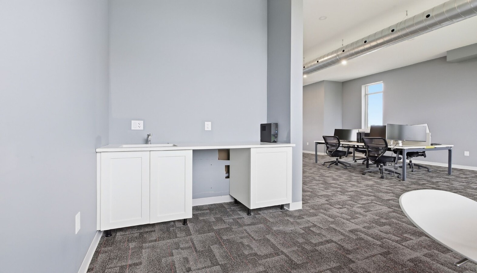 2500 St. Laurent Blvd, Ottawa, ON K1H 1B1 - Lot 201 - - Photo intérieure - Image 2 of 5