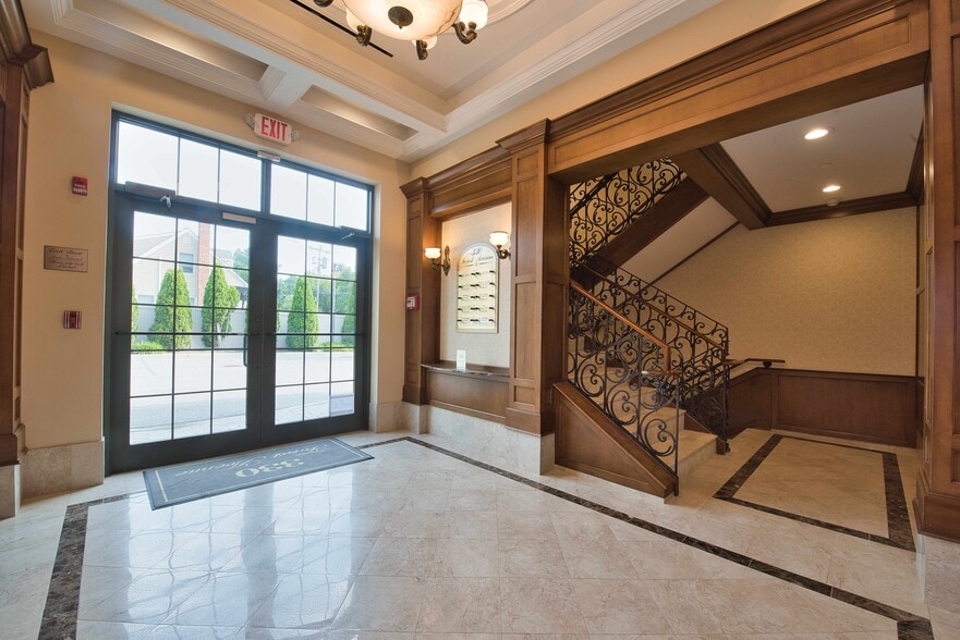 330 Forest Ave, Locust Valley, NY à louer - Photo intérieure – Image 2 sur 14