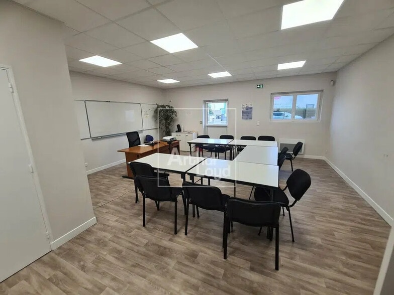 Bureau dans Le Mée-sur-Seine à louer - Photo de l’immeuble – Image 1 sur 5