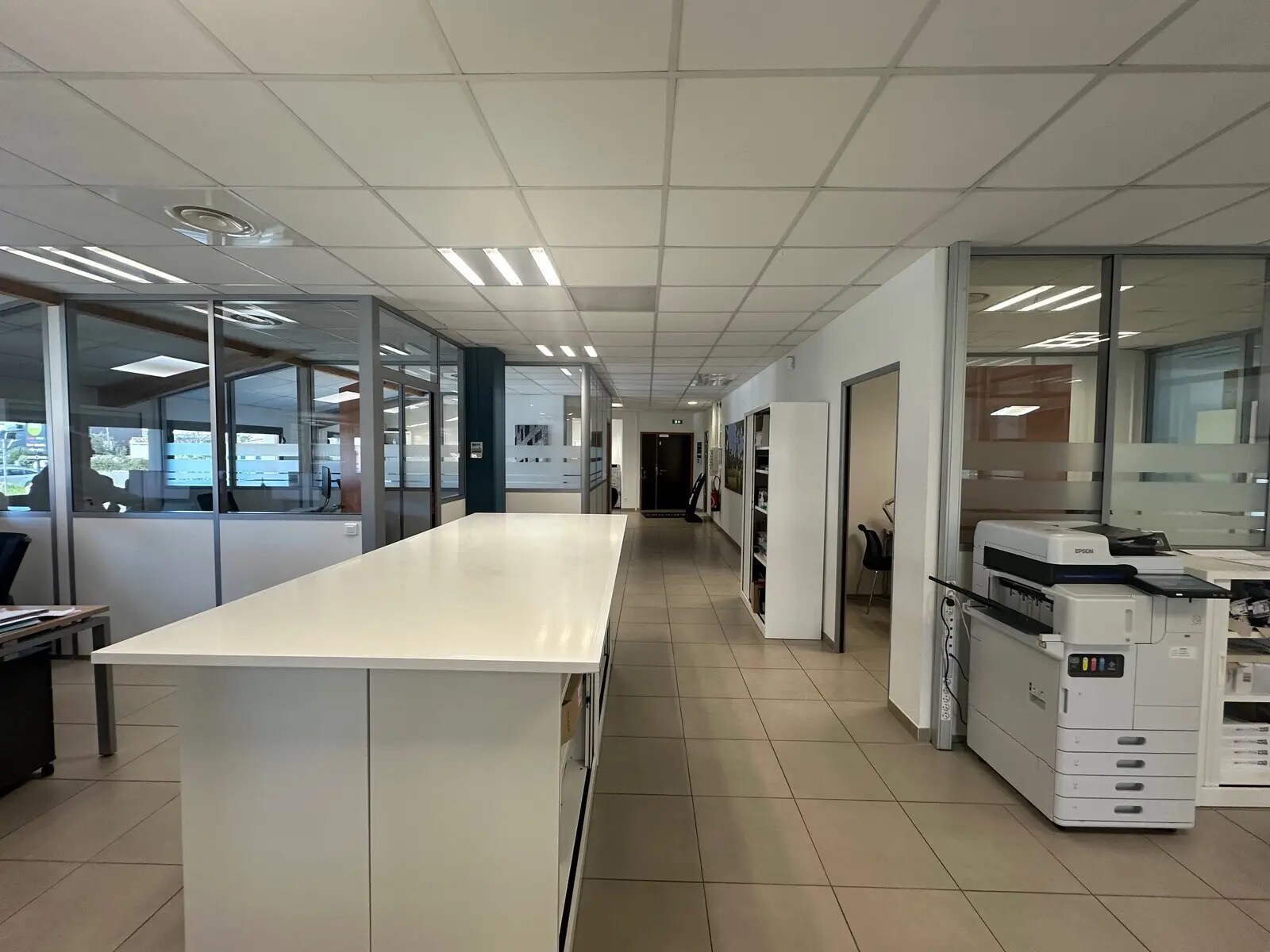 Local commercial dans Le Tholonet à vendre Photo intérieure– Image 1 sur 3