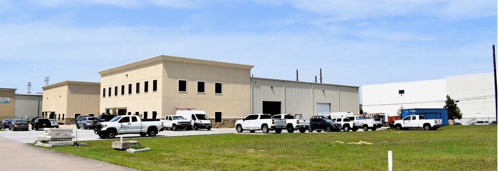 12014 Windfern Rd, Houston, TX à louer - Photo principale – Image 1 sur 8