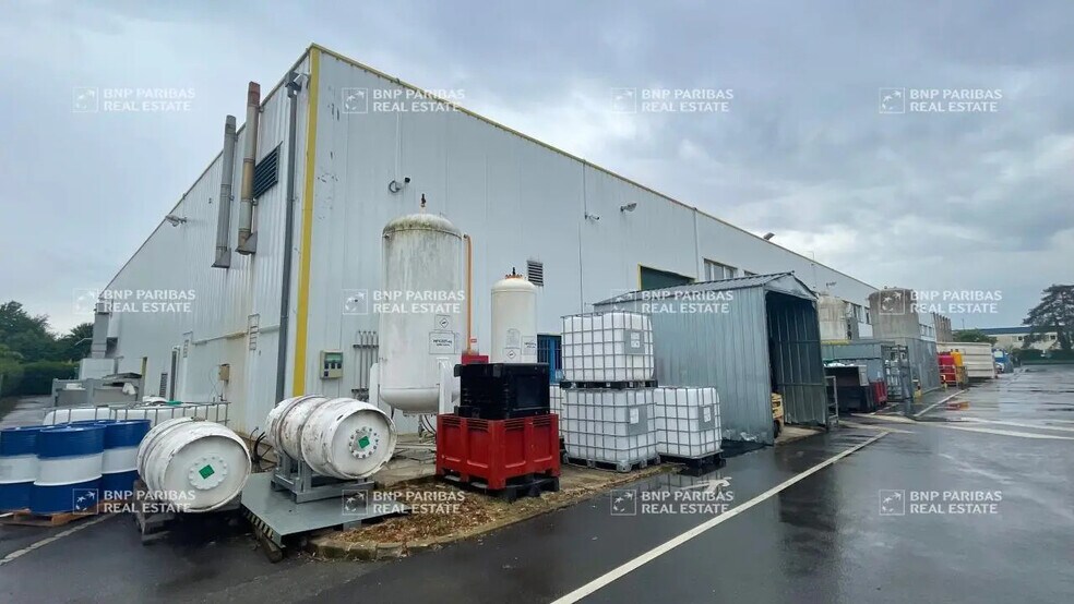 Local d’activités dans Buc à louer - Photo de l’immeuble – Image 3 sur 25