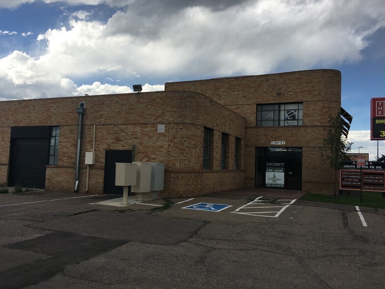 2555 S Santa Fe Dr, Denver, CO à louer - Photo de l’immeuble – Image 2 sur 17