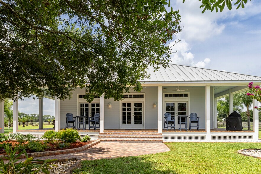 2301 58th Ave SW, Vero Beach, FL à vendre - Photo de l’immeuble – Image 2 sur 85