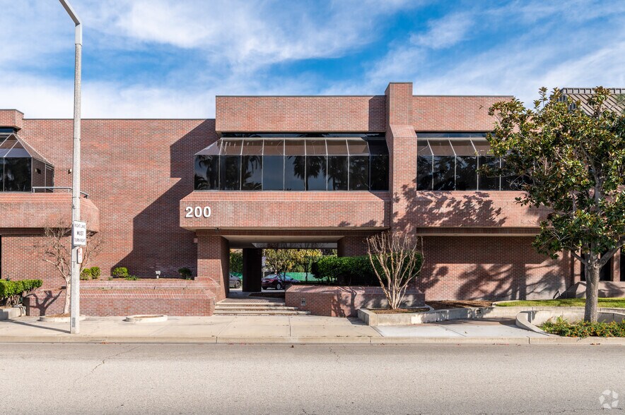 200 N Harbor Blvd, Anaheim, CA à louer - Photo de l’immeuble – Image 1 sur 16