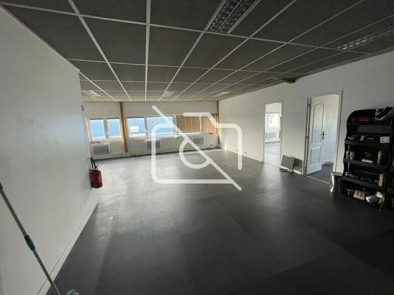 Industriel/Logistique dans Pontault-Combault à vendre - Photo de l’immeuble – Image 3 sur 5