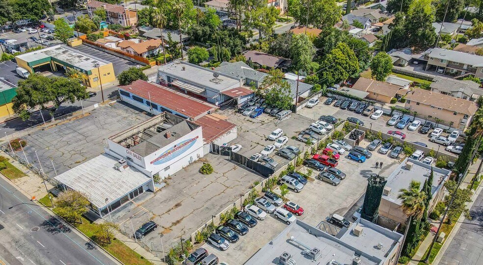 2030 E Colorado Blvd, Pasadena, CA à vendre - Photo principale – Image 1 sur 5