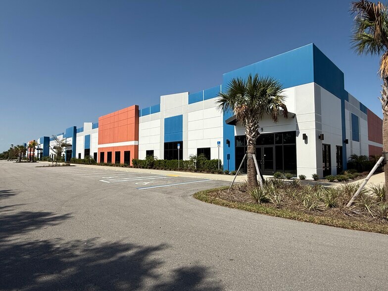 16140 Parallel, Fort Myers, FL à louer - Photo de l’immeuble – Image 1 sur 8