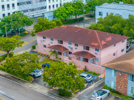 1990s Little Havana 10-Unit Complex - Immobilier d'entreprise