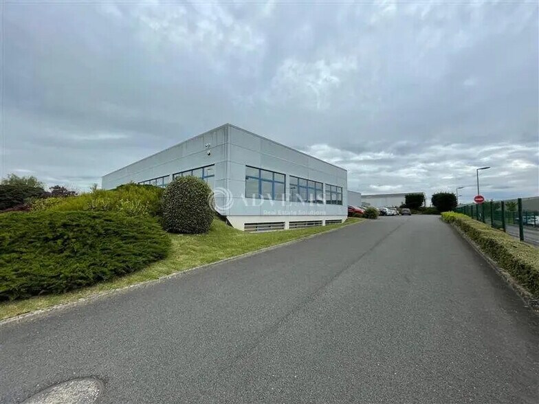 Local d’activités dans Fleury-les-Aubrais à louer - Photo de l’immeuble – Image 1 sur 10
