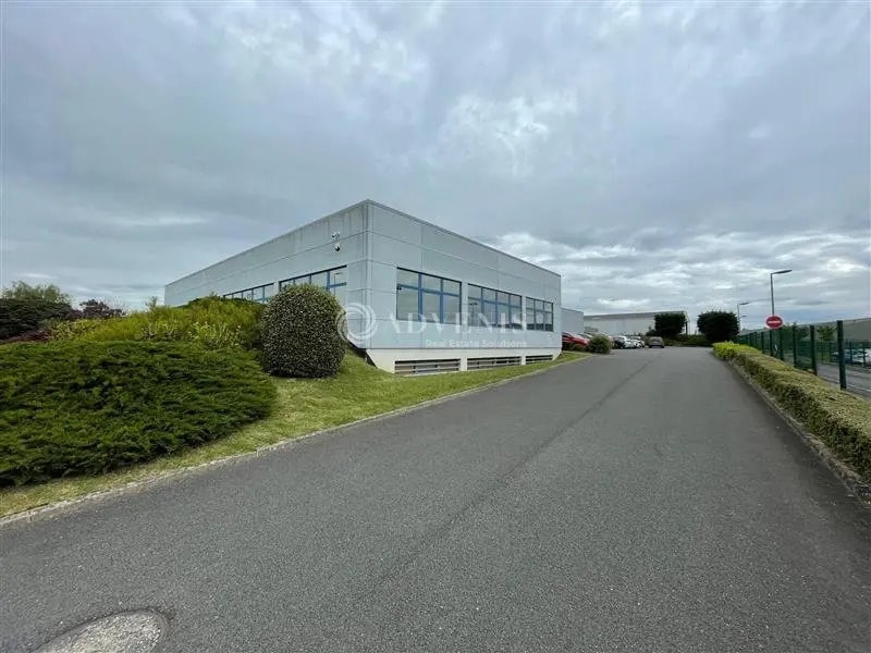Local d’activités dans Fleury-les-Aubrais à louer Photo de l’immeuble– Image 1 sur 11