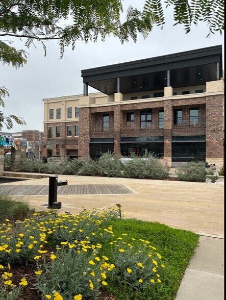 191 W Main St, Lewisville, TX à louer - Photo de l’immeuble – Image 3 sur 5