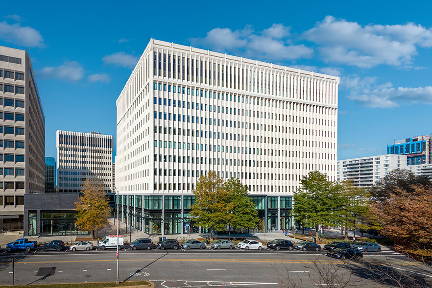 2450 Crystal Dr, Arlington, VA à louer - Photo de l’immeuble – Image 1 sur 14