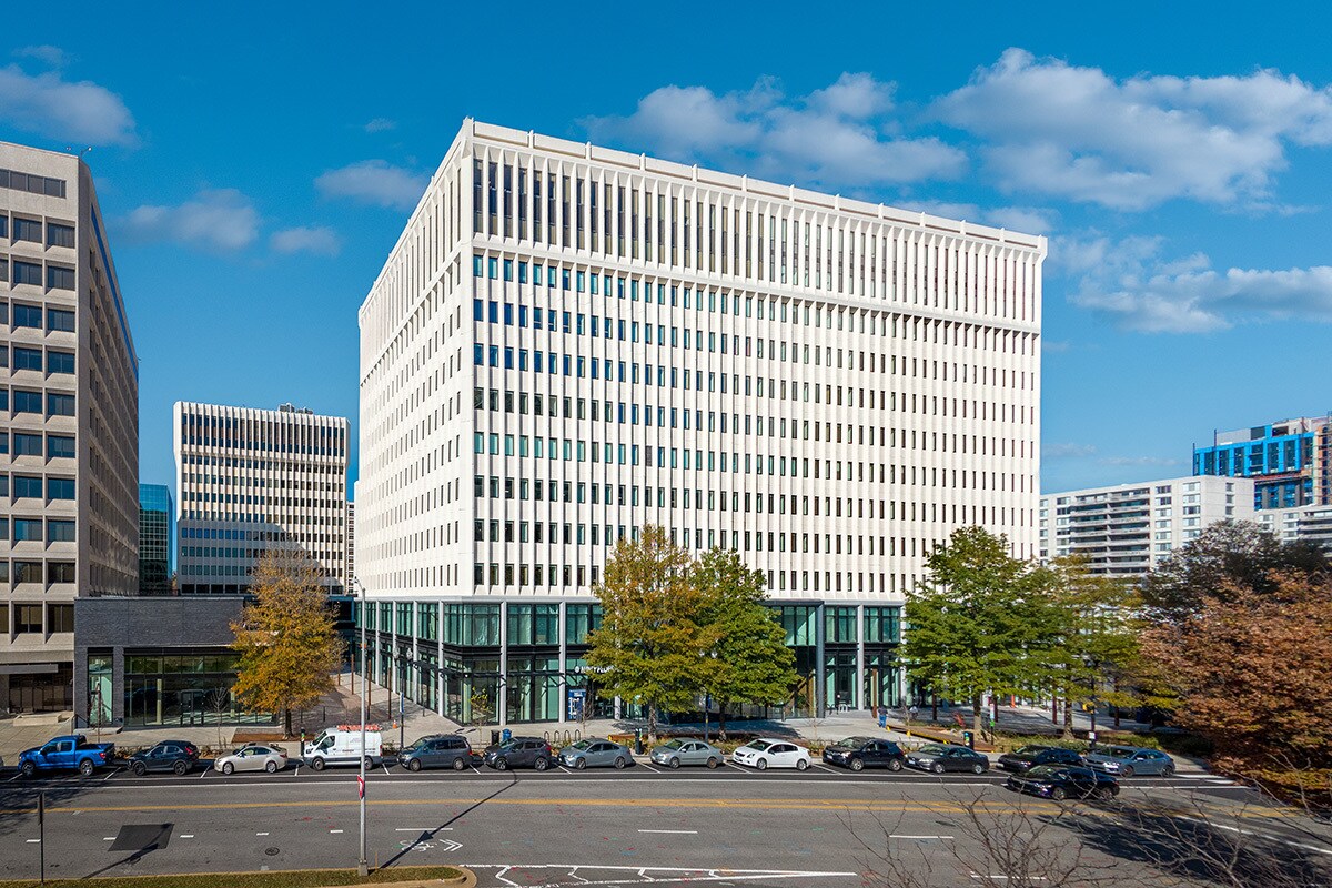 2450 Crystal Dr, Arlington, VA à louer Photo de l’immeuble– Image 1 sur 15