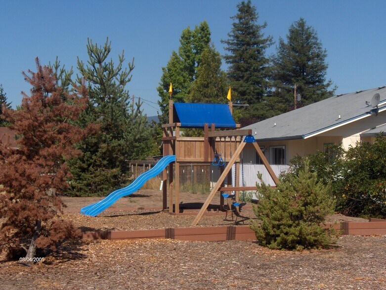 875 Landing St, Sutherlin, OR à vendre - Photo de l’immeuble – Image 2 sur 3