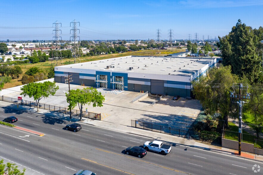7110 Rosecrans Ave, Paramount, CA à vendre - Photo de l’immeuble – Image 2 sur 8