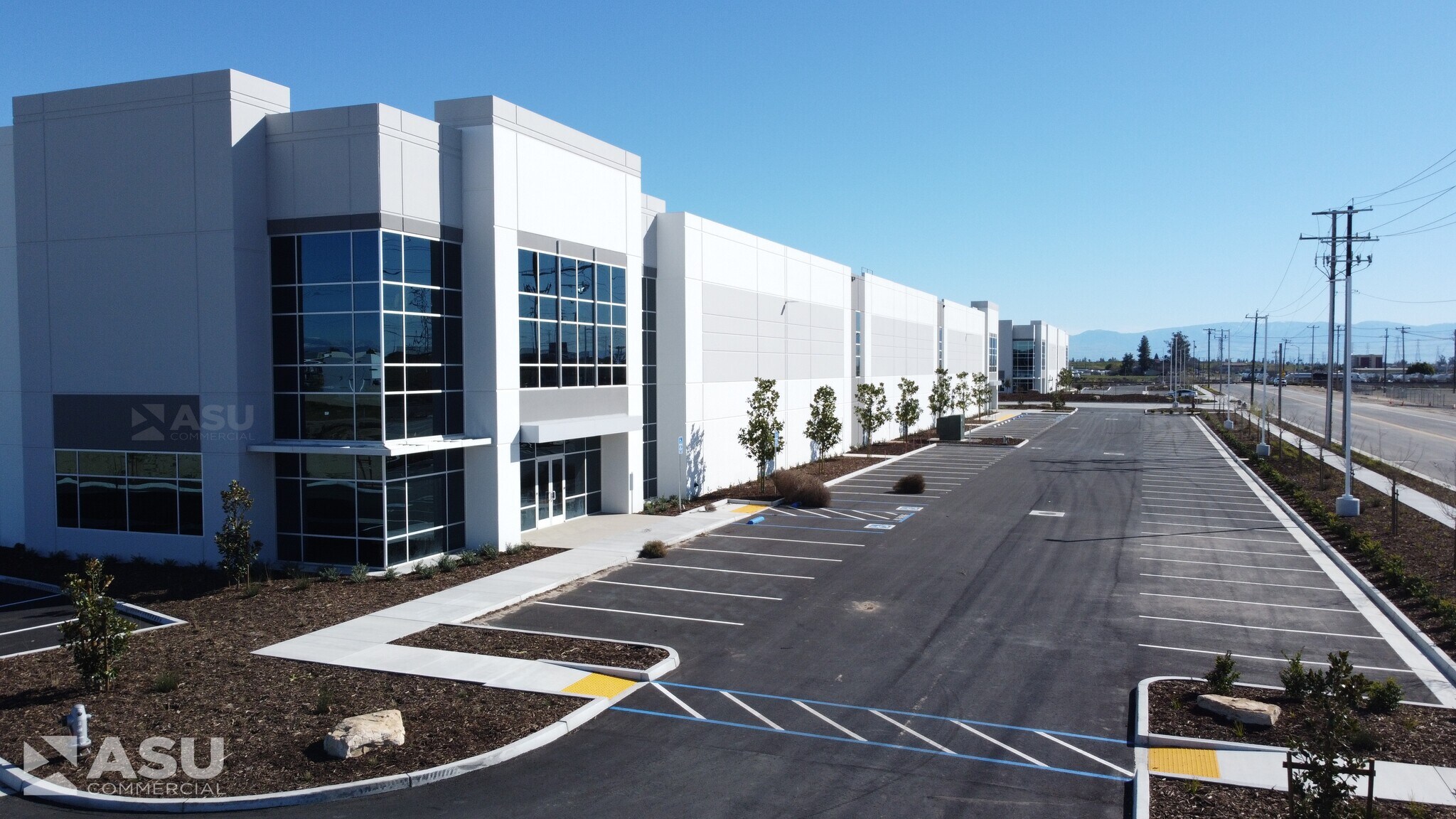 2204 Coffee Rd, Bakersfield, CA à louer Photo principale– Image 1 sur 18