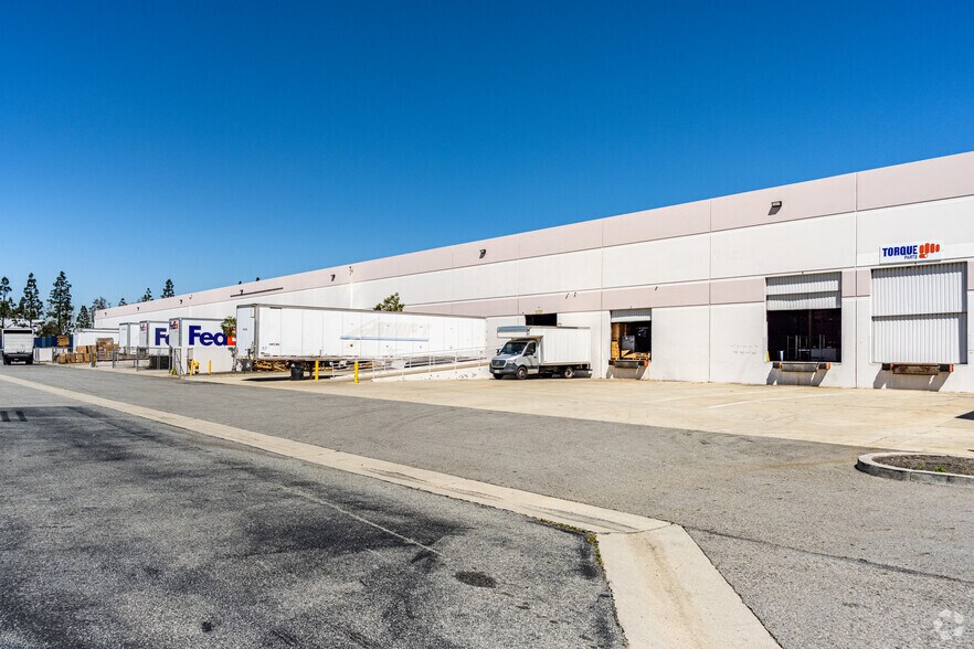 4422 E Airport Dr, Ontario, CA à louer - Photo de l’immeuble – Image 3 sur 8