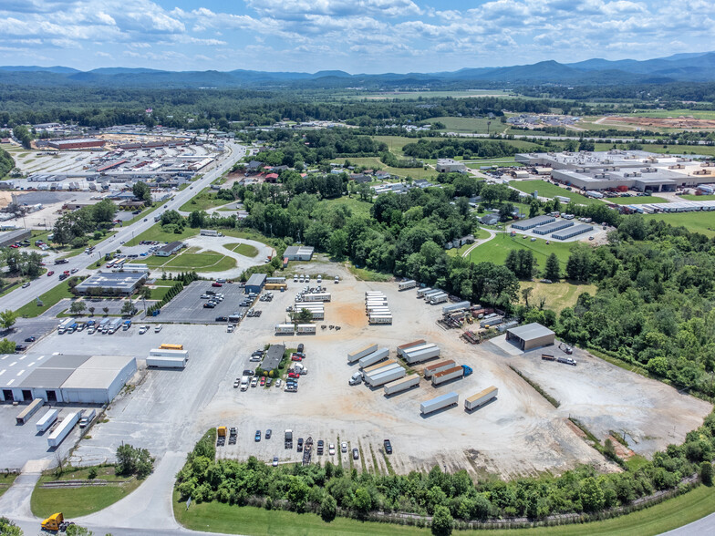 5045 Hendersonville Rd, Fletcher, NC à louer - Photo de l’immeuble – Image 3 sur 9