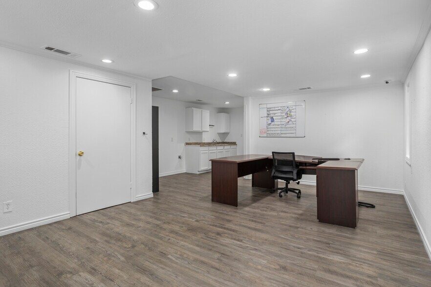 6361 Singleton Blvd, Dallas, TX à louer - Photo de l’immeuble – Image 3 sur 8