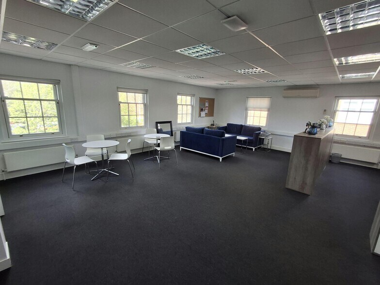 26-26A Bridge St, Leatherhead à vendre - Photo de l’immeuble – Image 3 sur 17