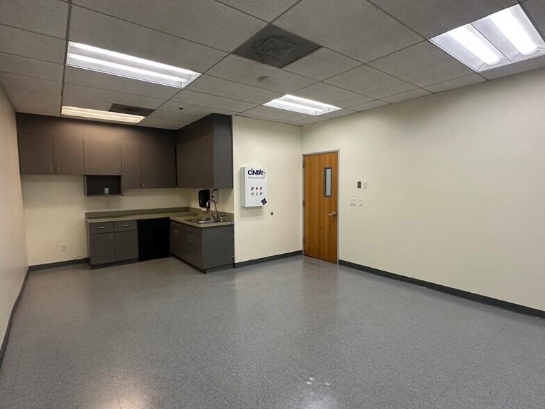 7925 Crossway Dr, Pico Rivera, CA à louer - Photo de l’immeuble – Image 3 sur 14