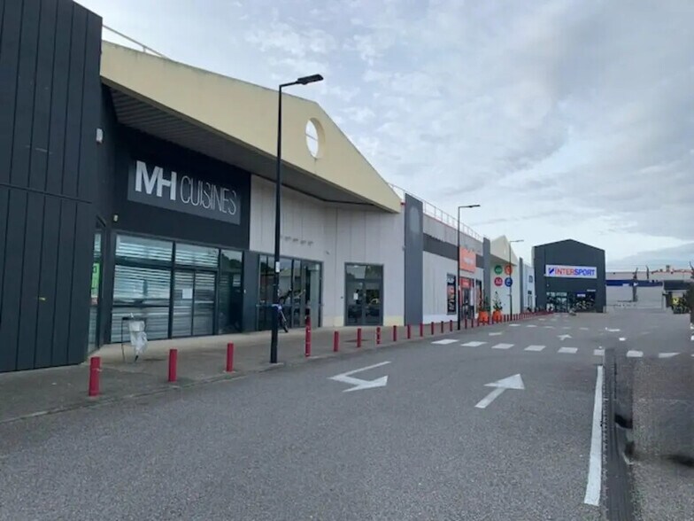 Local commercial dans Les Angles à louer - Photo de l’immeuble – Image 3 sur 6