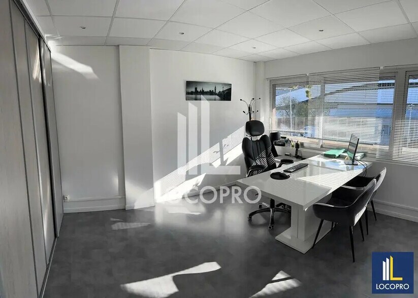 Bureau dans Saint-Laurent-du-Var à louer - Photo de l’immeuble – Image 1 sur 6
