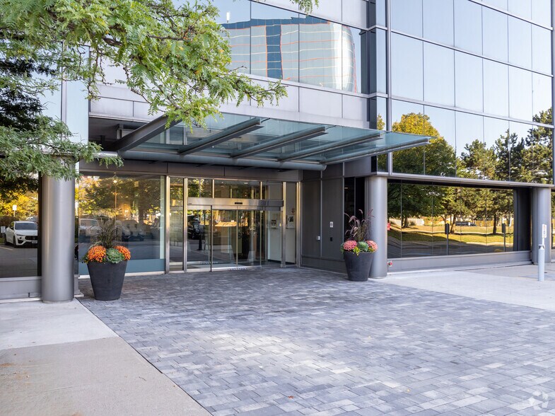 600 Cochrane Dr, Markham, ON à louer - Photo de l’immeuble – Image 3 sur 13