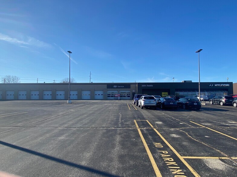 8301 N 76th St, Milwaukee, WI à louer - Photo de l’immeuble – Image 2 sur 12