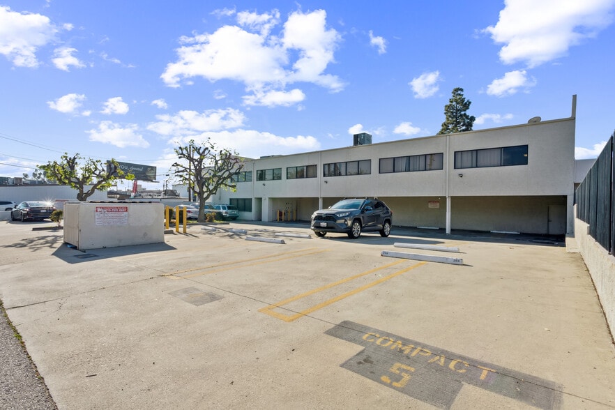 17037 Chatsworth St, Granada Hills, CA à vendre - Photo de l’immeuble – Image 2 sur 9