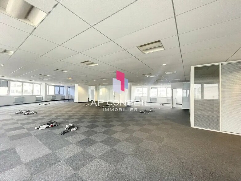 Local d’activités dans Montigny-le-Bretonneux à louer - Photo de l’immeuble – Image 2 sur 4