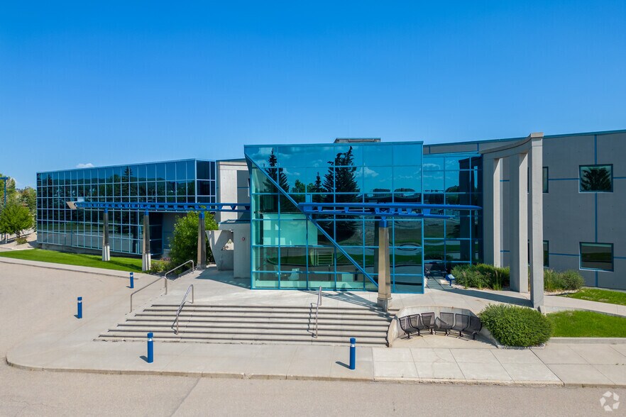 1120 68th Ave NE, Calgary, AB à louer - Photo de l’immeuble – Image 1 sur 14